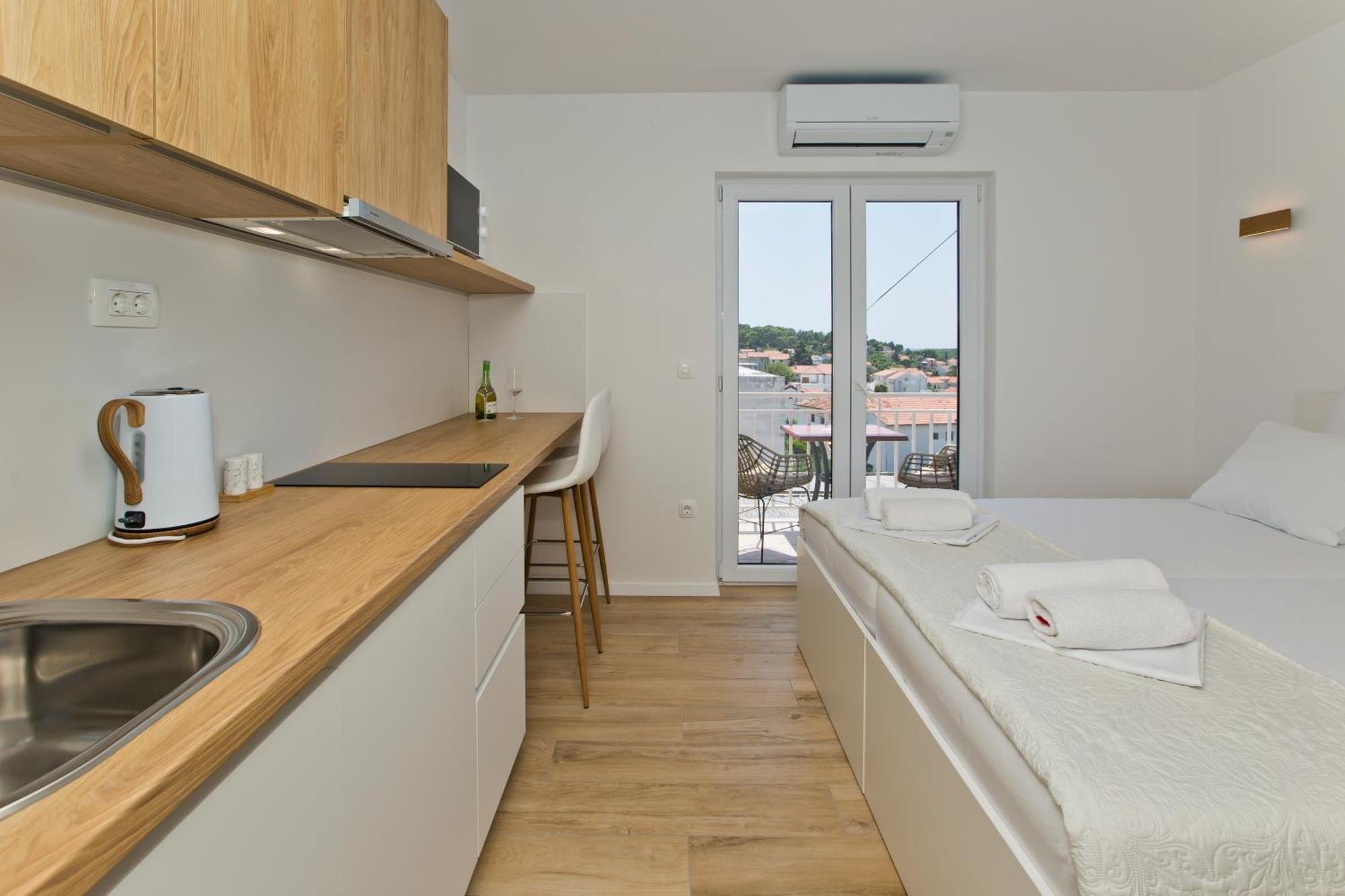 Luka'S Lodge Guesthouse & Hostel 赫瓦尔 外观 照片