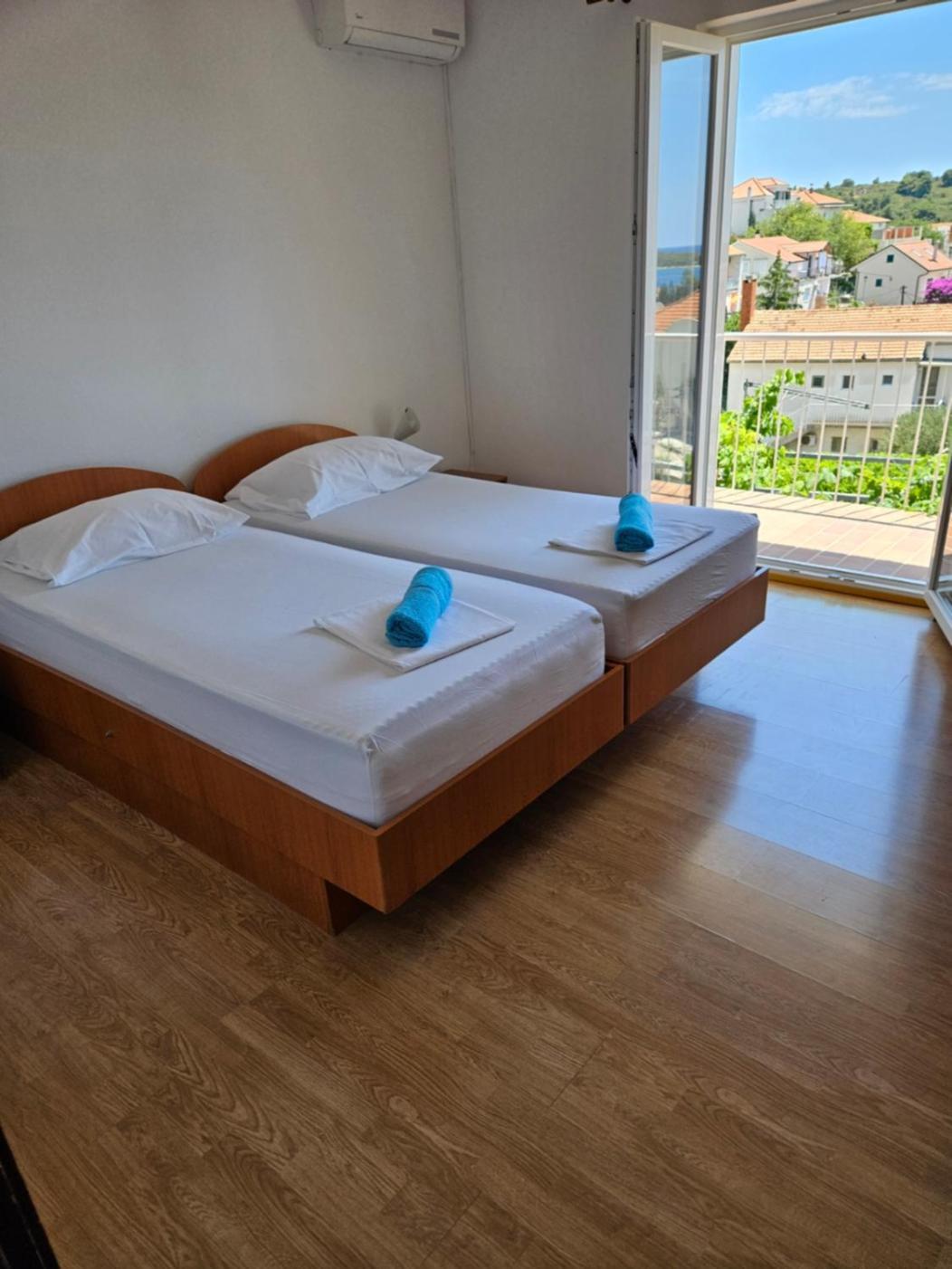 Luka'S Lodge Guesthouse & Hostel 赫瓦尔 外观 照片